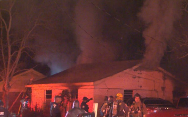 Former Nebraska QB helps rescue family from burning home